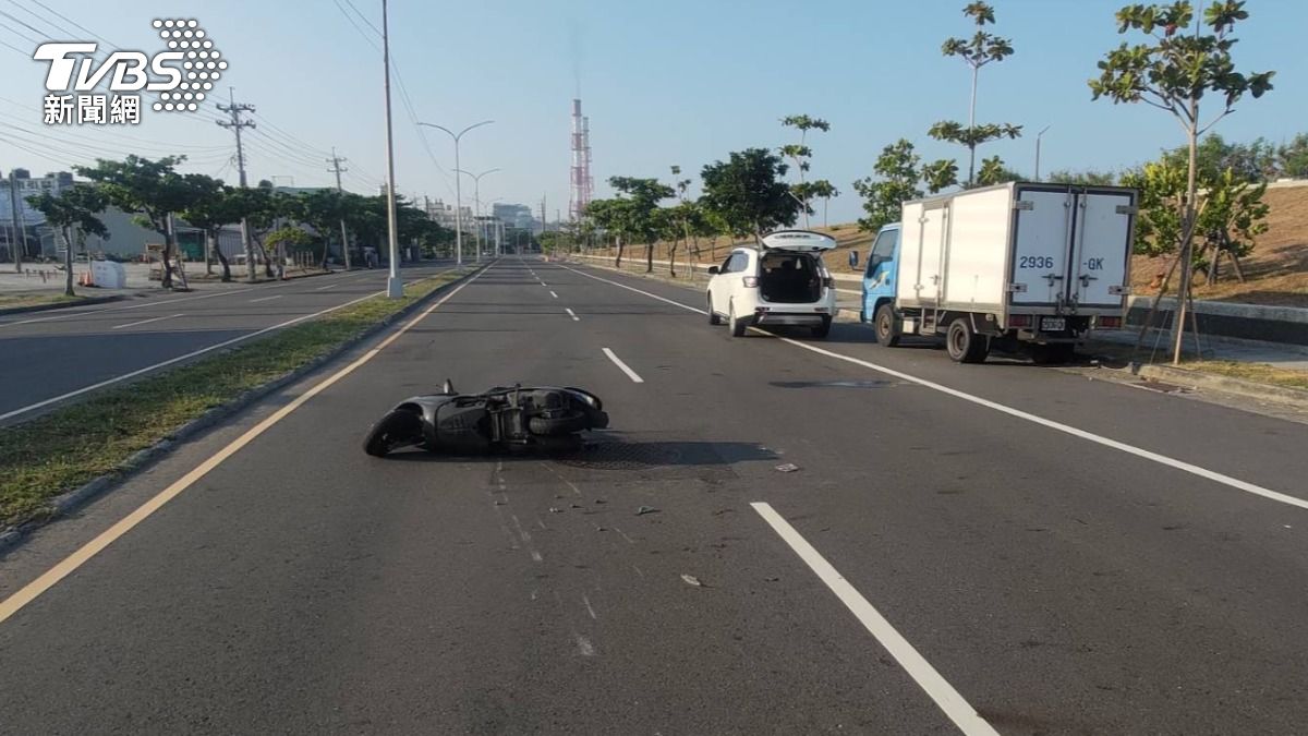 快訊/奪命左轉碰撞!高雄7旬翁遭轎車擊落 緊急送醫仍不治