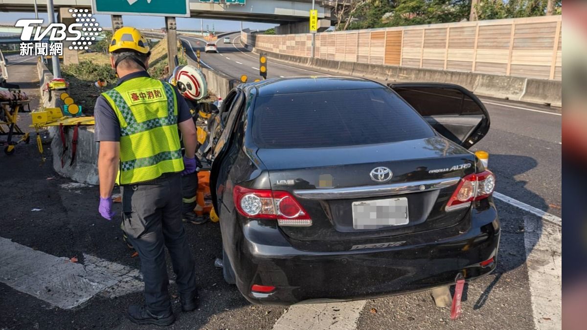 國1台中路段轎車猛撞! 30歲男駕駛無生命跡象送醫