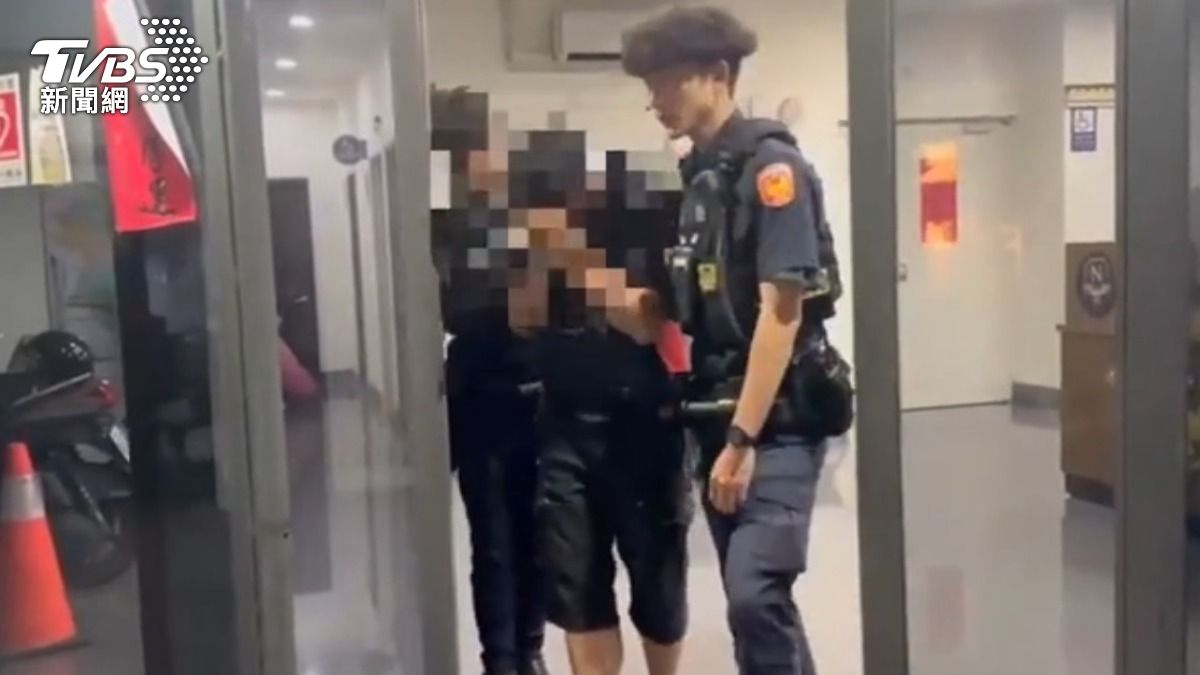 新北駕駛涉毒駕當街遭逮被上銬,「帥警」意外成刑案焦點。(圖/TVBS)