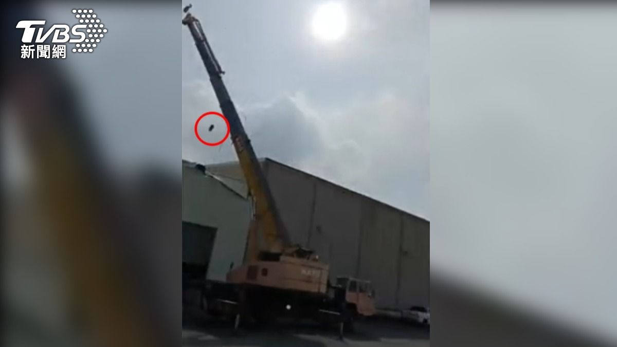 吊車失衡後回正,巨型磅錘甩進駕駛座,司機送醫身亡。(圖/TVBS)