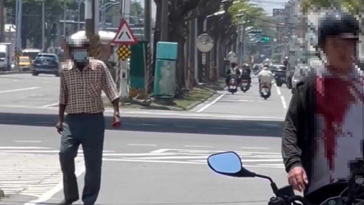 被砍傷的男騎士棄車急逃，而嫌犯還不斷朝後方騎士逼近。（圖／網友＠zhenbangy授權）