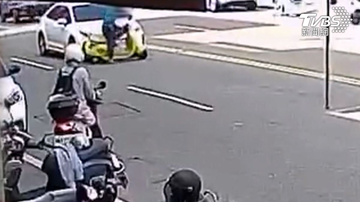台南一位阿伯騎乘電動車,跨越雙黃線穿越馬路,與直行汽車擦撞,以為沒事直奔早餐店,警到場後傻眼,阿伯在買饅頭。(圖/TVBS)