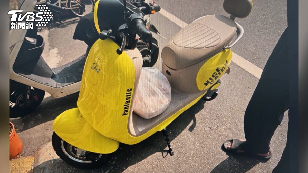 意外和汽車發生碰撞後,即便警方到場處理,也抵擋不住阿伯想拿饅頭的心,他急忙衝到早餐店,買了一大袋饅頭。(圖/TVBS)