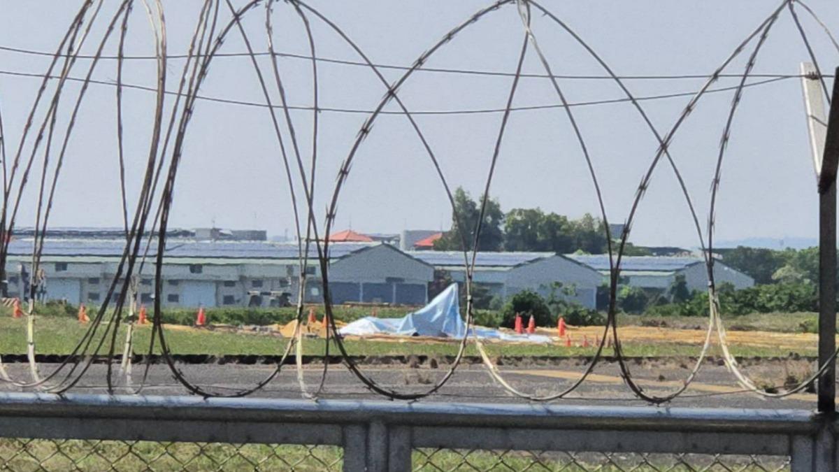今天稍早軍方已用帆布將飛機殘骸蓋上。（圖／民眾提供）