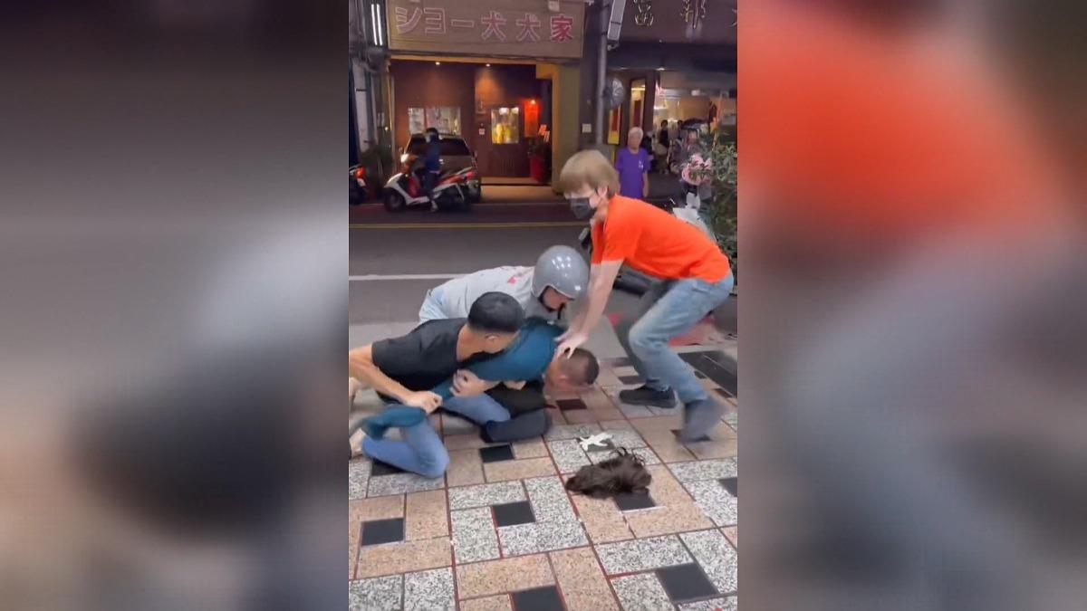 變裝搶銀樓!掙扎中假髮掉落,路人合力壓制。(圖/民眾提供)