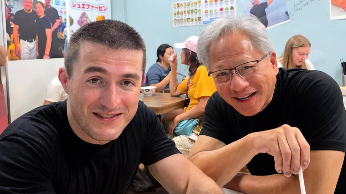 美國知名播客和黃仁勳一起逛夜市。(圖/翻攝IG)