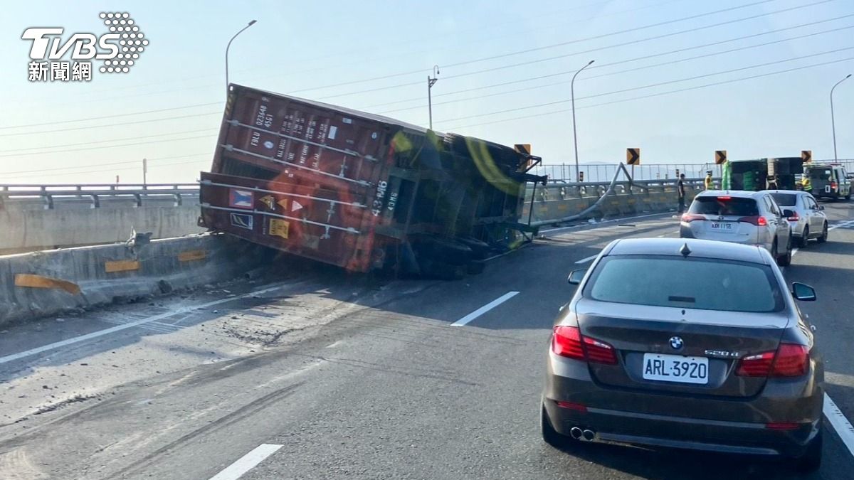 桃園大溪往國三閘道口,一輛聯結車車首和貨櫃分離,導致交通壅塞。(圖/TVBS)