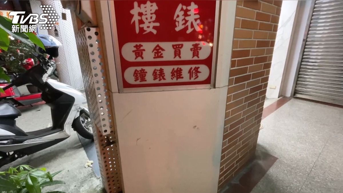 南投銀樓遇劫!變裝男持刀搶劫未遂,遭熱心民眾「圍毆壓制」。(圖/TVBS)