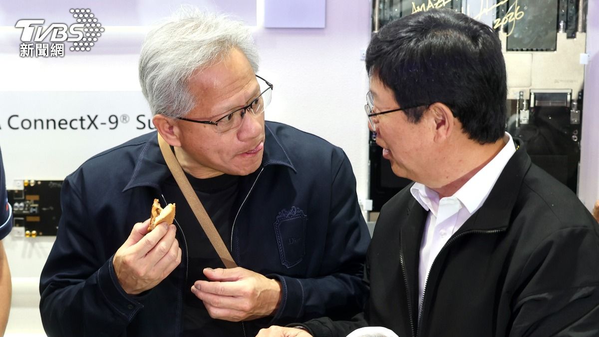 輝達執行長黃仁勳今(3)日鴻海展區大啖車輪餅。(圖/華子琛攝)