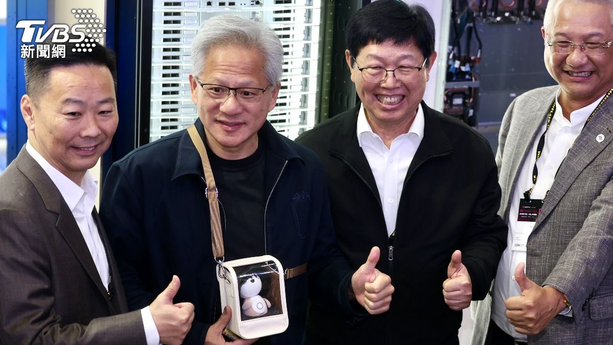 鴻海董事長劉揚偉送黃仁勳「Poketomo集團邊緣AI成果」的小機器人。(圖/華子琛攝)
