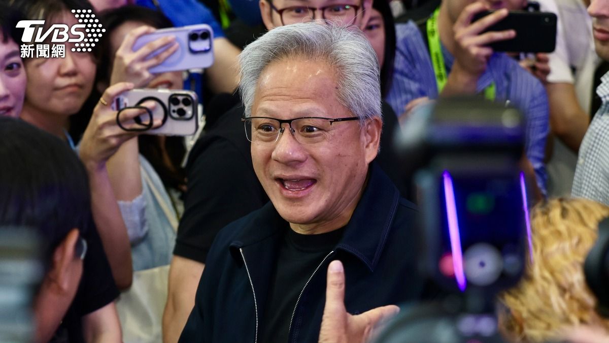 輝達執行長黃仁勳逛展,大批粉絲圍觀。(圖/華子琛攝)