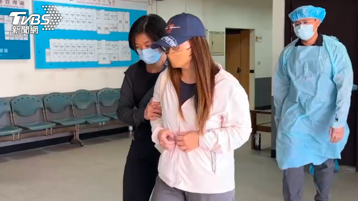 盧妻腳步不穩被旁人攙扶。（圖／TVBS）