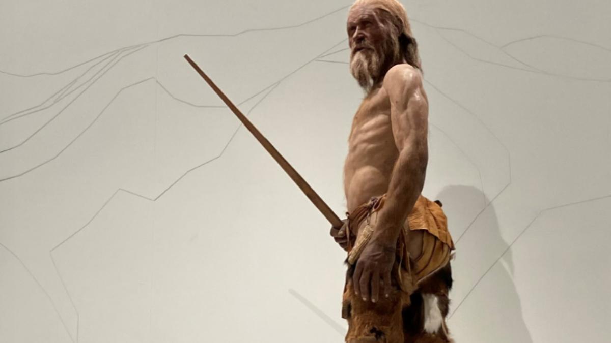 科學家在「冰人奧茲」（Oetzi）模型。（圖／翻攝facebook＠OetziTheIceman）