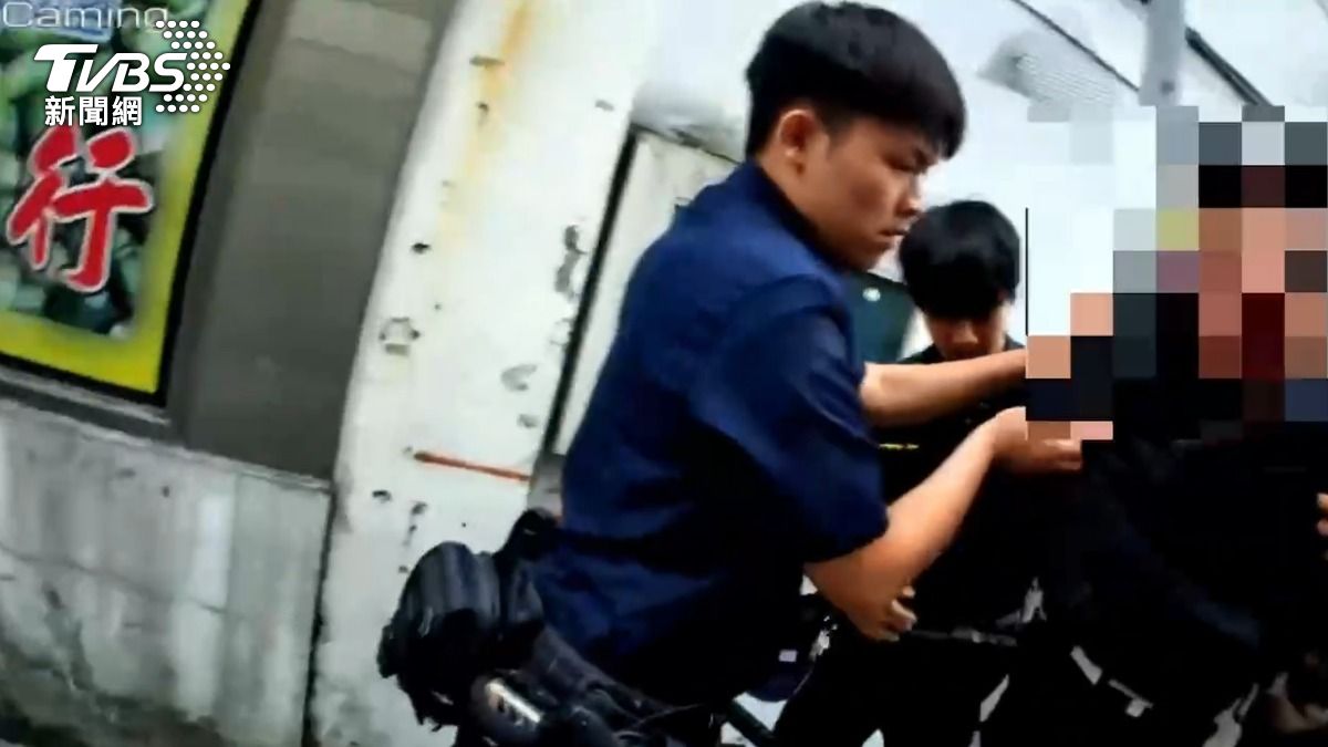 趙姓男子涉嫌跟蹤騷擾女子還咬傷員警被逮捕。（圖／TVBS）