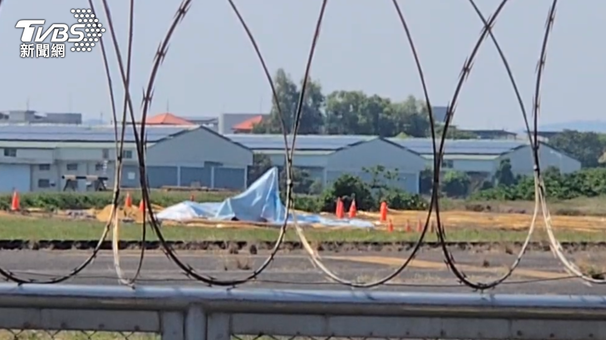 失事的T-34教練機被蓋上帆布。（圖／民眾提供）