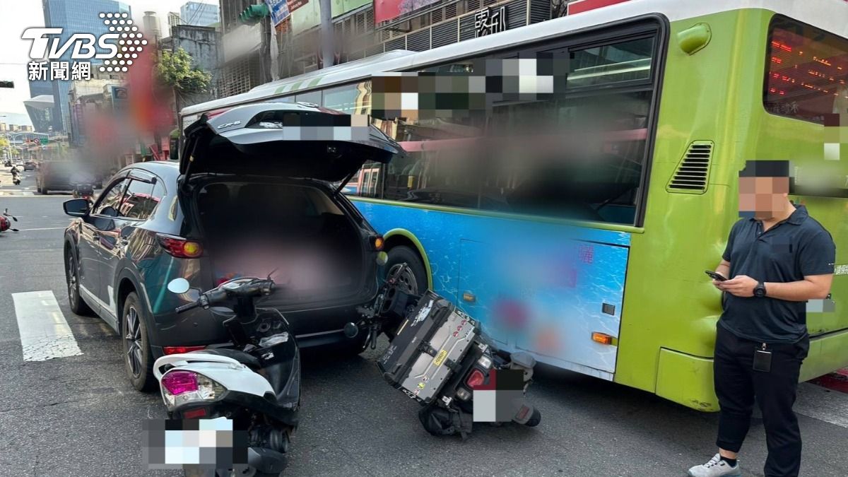 南港五車連環撞！機車突減速釀追撞　公車變道男騎士再捲車底