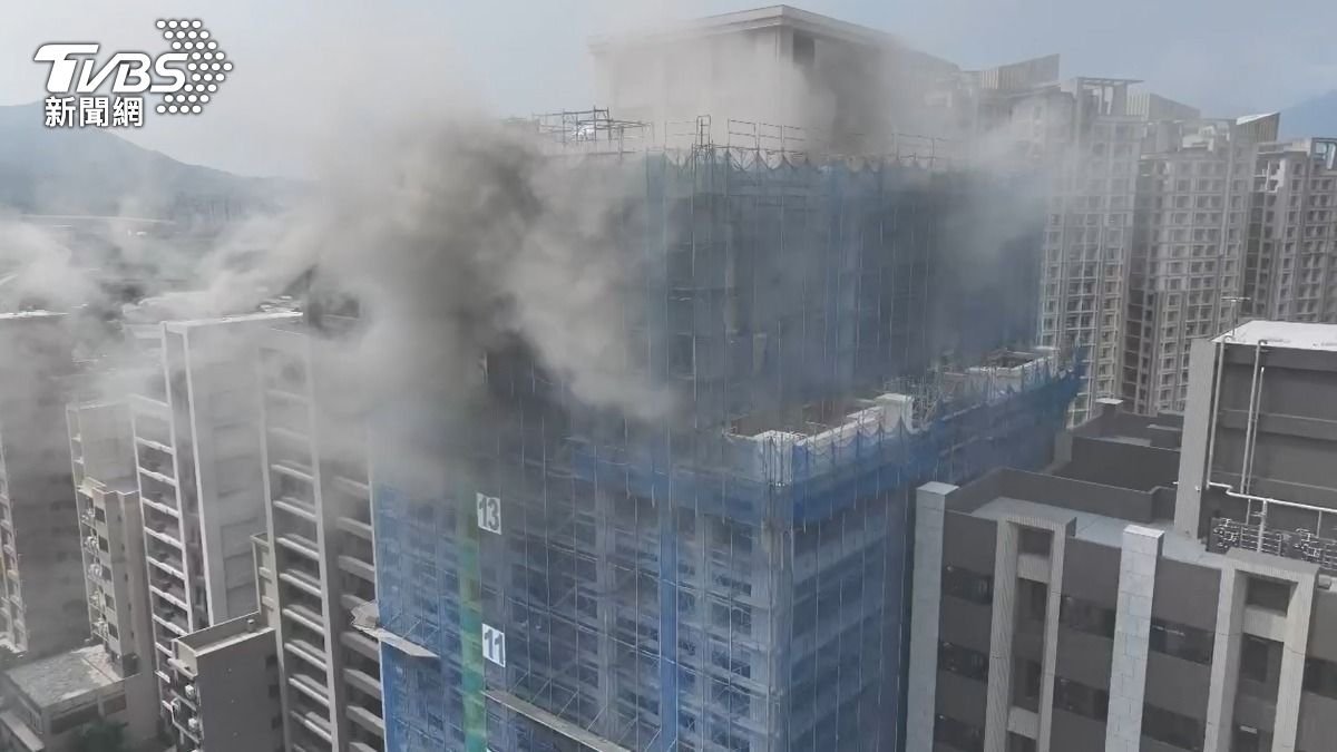 快訊/新北蘆洲住宅建案火警「頂樓狂竄濃煙」 5工人獲救