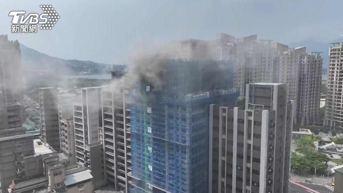 蘆洲建案傳出火警,濃煙狂竄。(圖/TVBS)