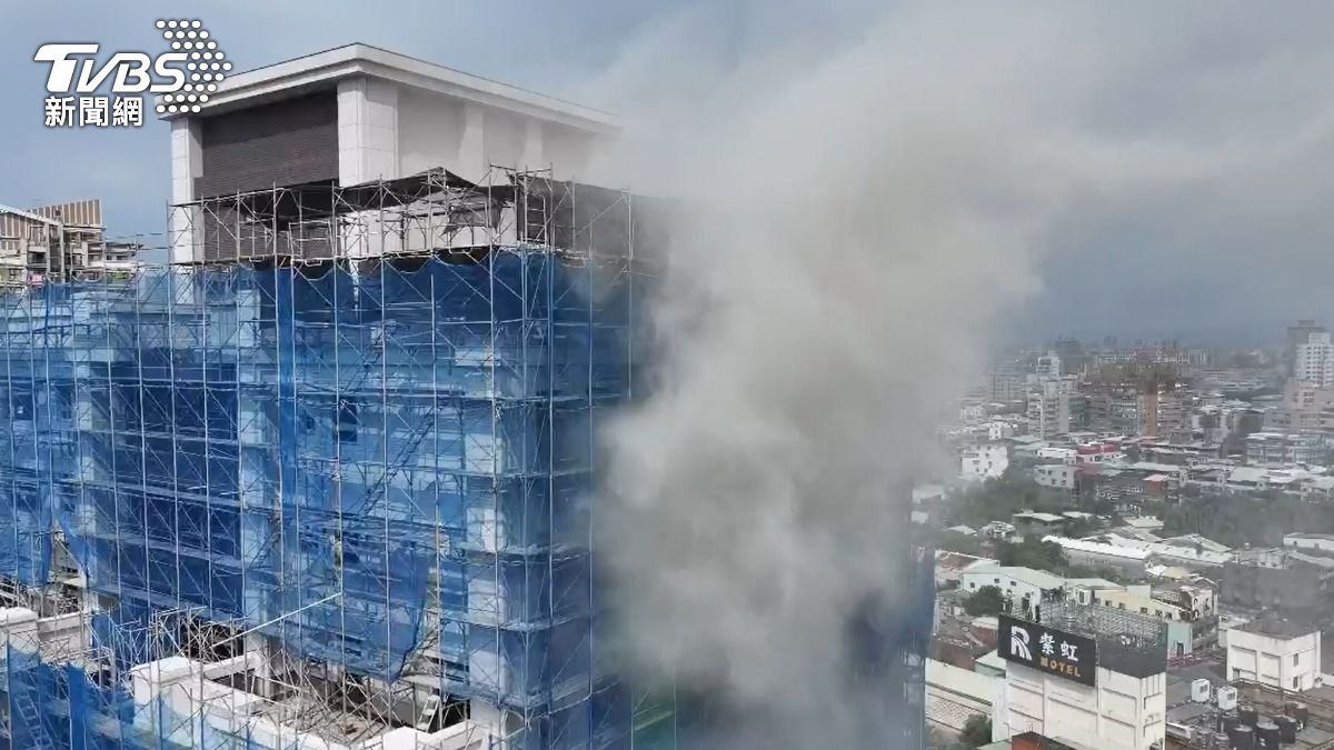 蘆洲建案傳出火警,濃煙狂竄。(圖/TVBS)