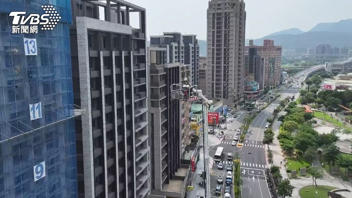 警消出動雲梯車救援。(圖/TVBS)