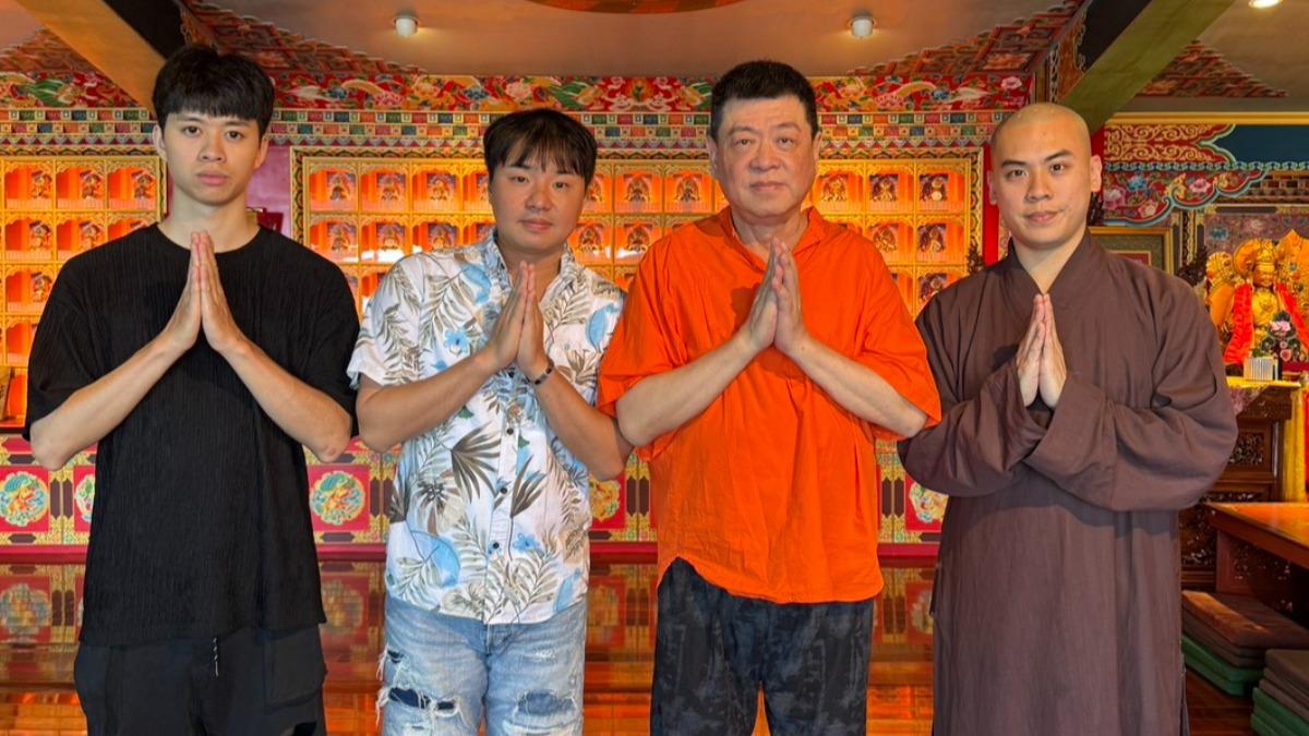 海照法師(右起)、孫德榮、弟子韓秉融、孫德榮兒子唯哲。(圖/孫德榮提供)