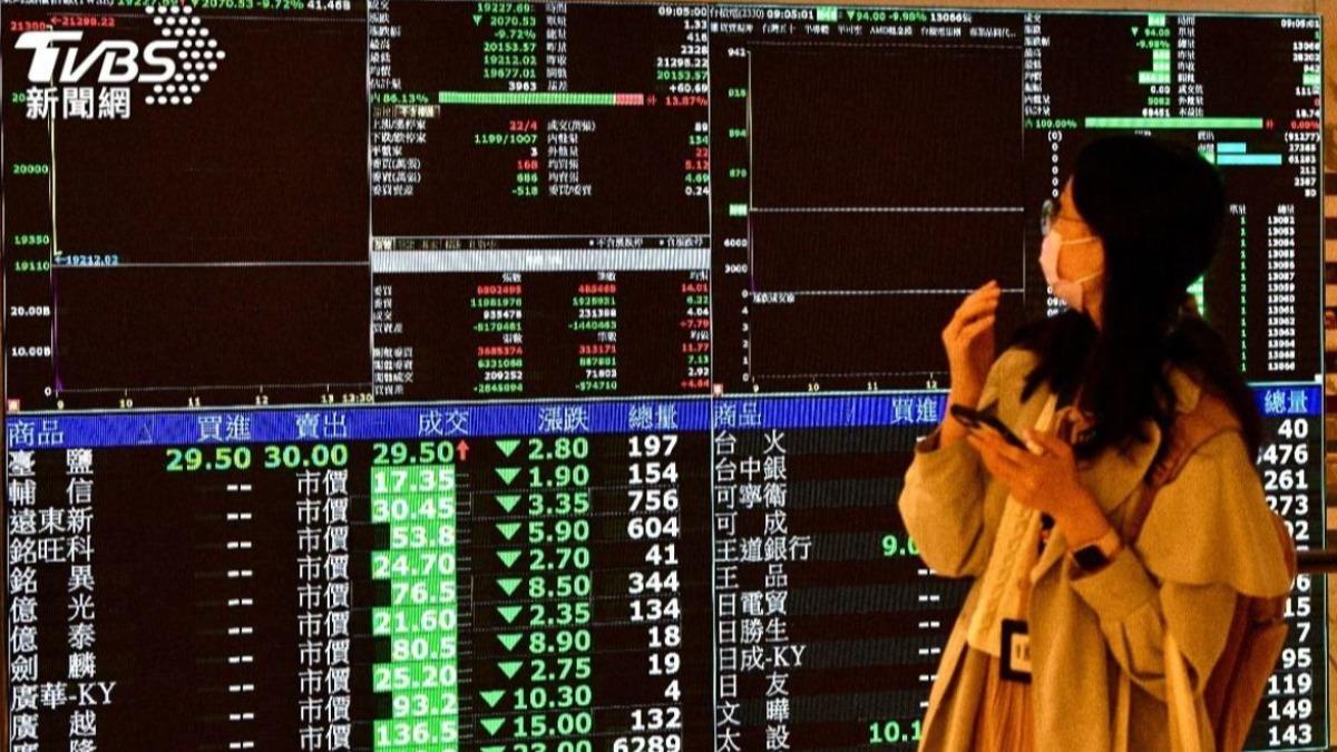 PTT神人早預言?台股下挫他喊「回防房市」 網友卻酸爆