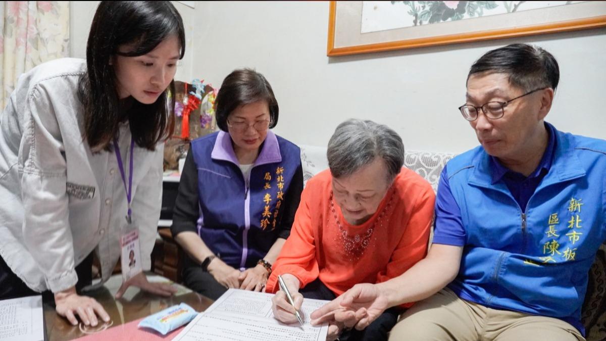▲訪查結束後，顧林奶奶在訪查表上簽名確認。(圖片來源：新北市政府社會局)