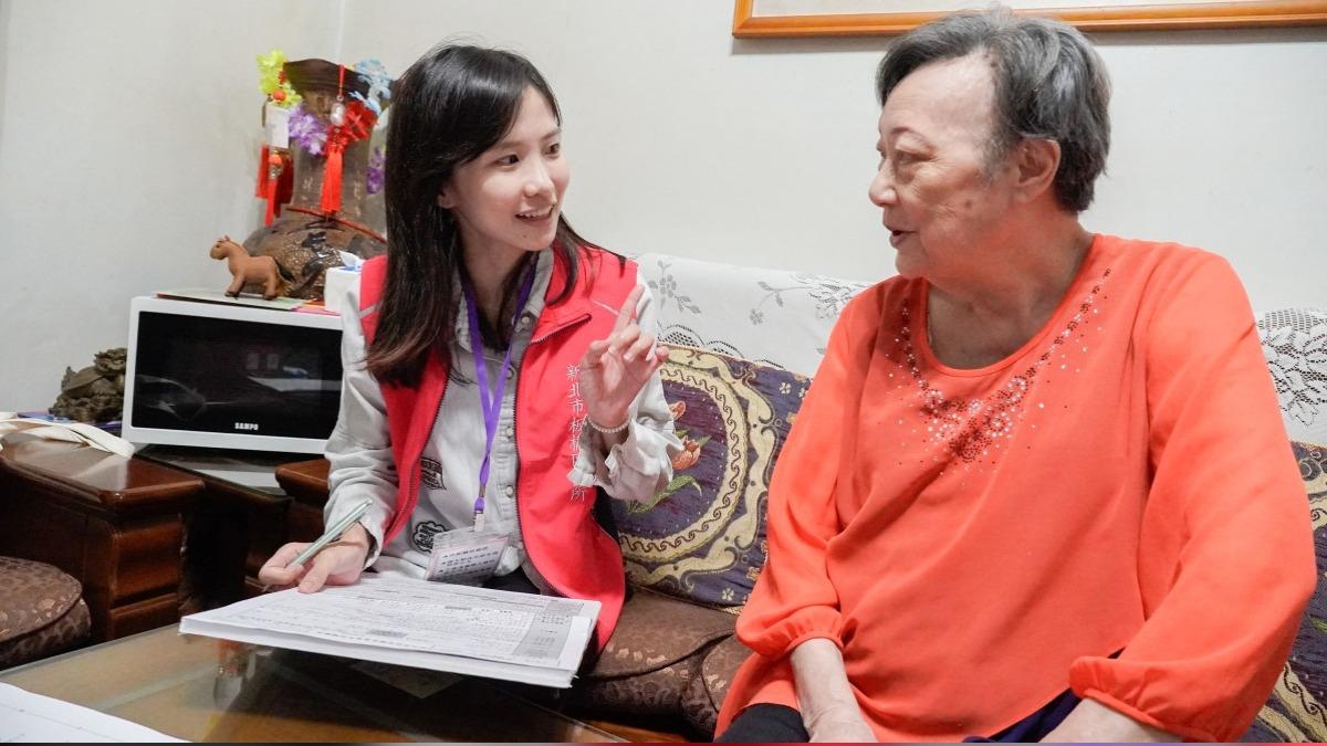 ▲訪員依據關懷表進行訪問。(圖片來源：新北市政府社會局)