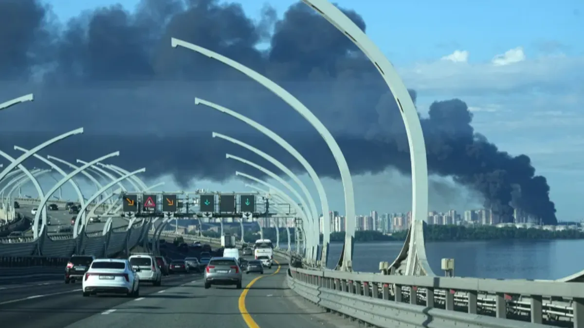畫面顯示一處俄羅斯設施發生連環大爆炸，隨即升起滾滾濃煙。（圖／達志影像美聯社）