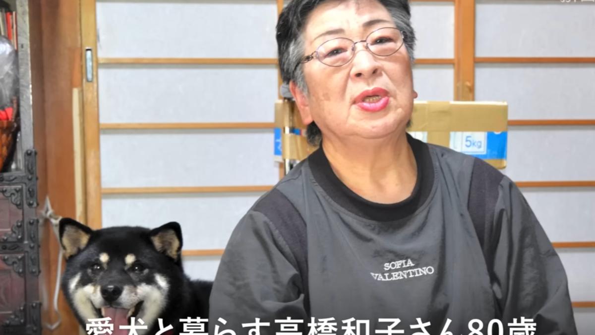 黑熊闖民宅追柴犬!日8旬嬤持「黏毛滾筒」吼:別小看我