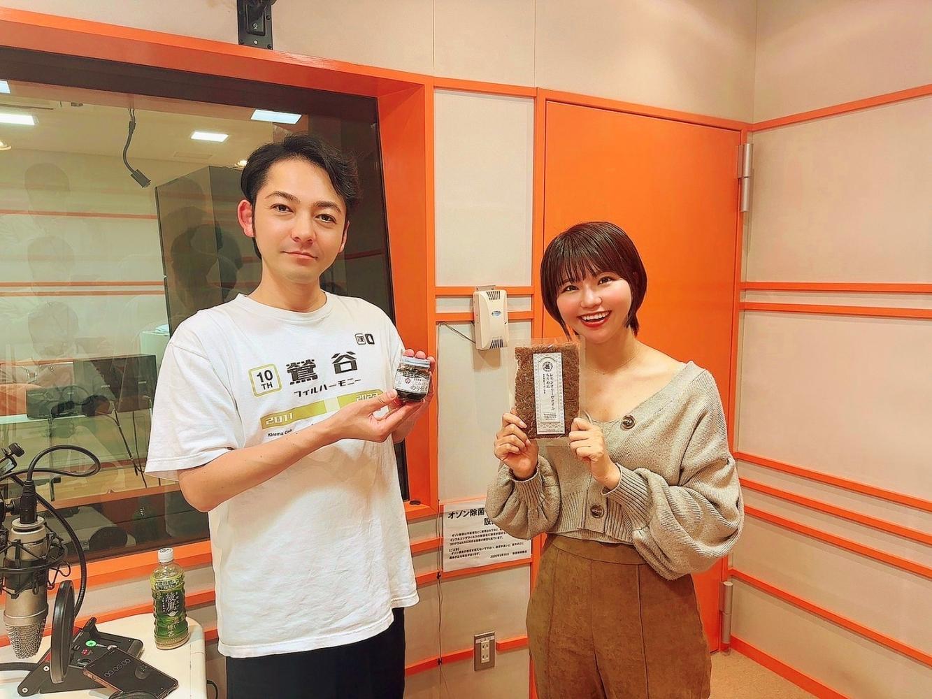 柏原收史跟天野夏(右)一起在家中錄音,有賴天野夏的判斷正確才救回一命。(圖/翻攝自FM FUJI)