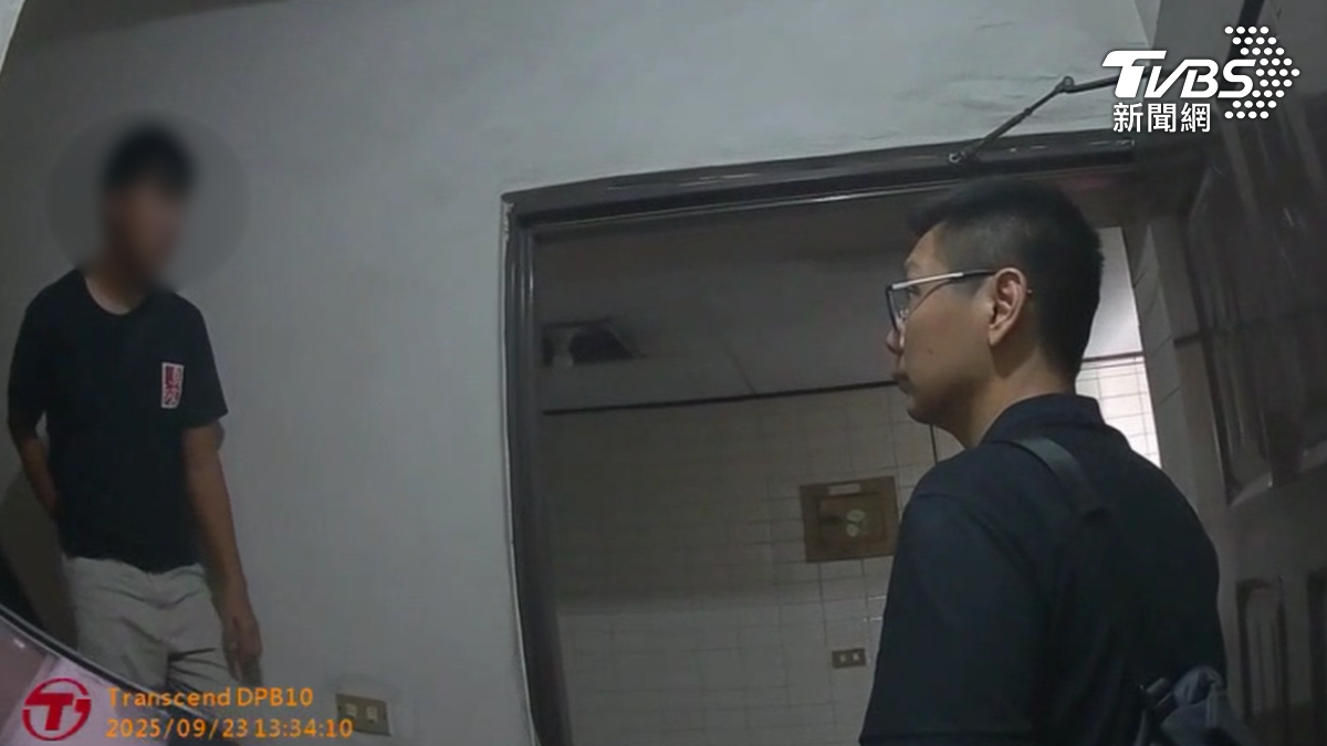 刑事局南打中心日前破獲屏東一個詐騙集團,員警趁著嫌犯還沒進入民宅,搶先一步將人團團包圍。(圖/TVBS)