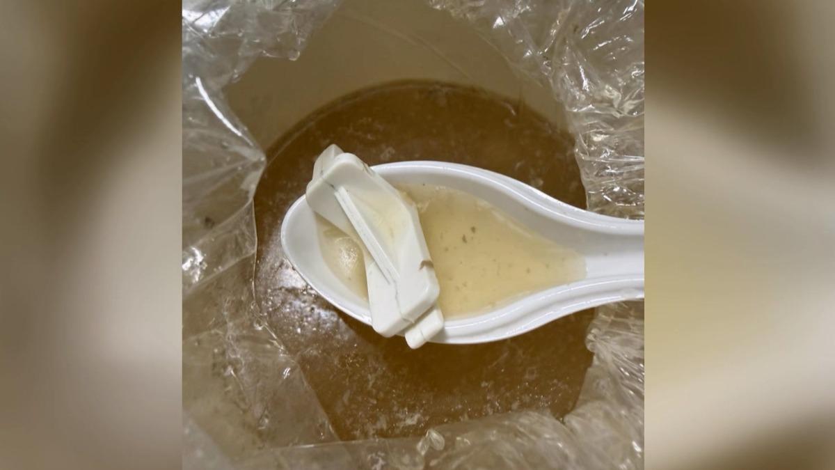 高雄楠梓有民眾外帶火鍋湯底,竟然撈出冰箱零件卡扣。(圖/翻攝臉書_左營楠梓人)