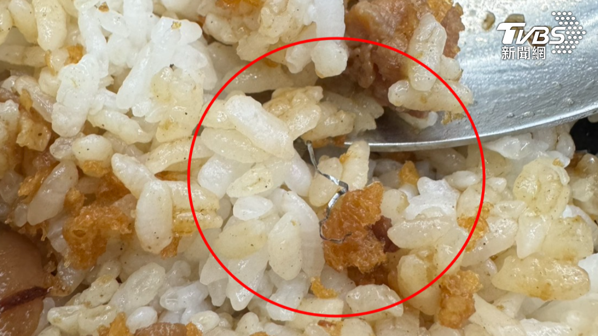 苓雅區一家拉麵店有民眾用餐時在肉燥飯中發現鐵絲,衛生局接獲投訴後已前往該店稽查。(圖/TVBS)