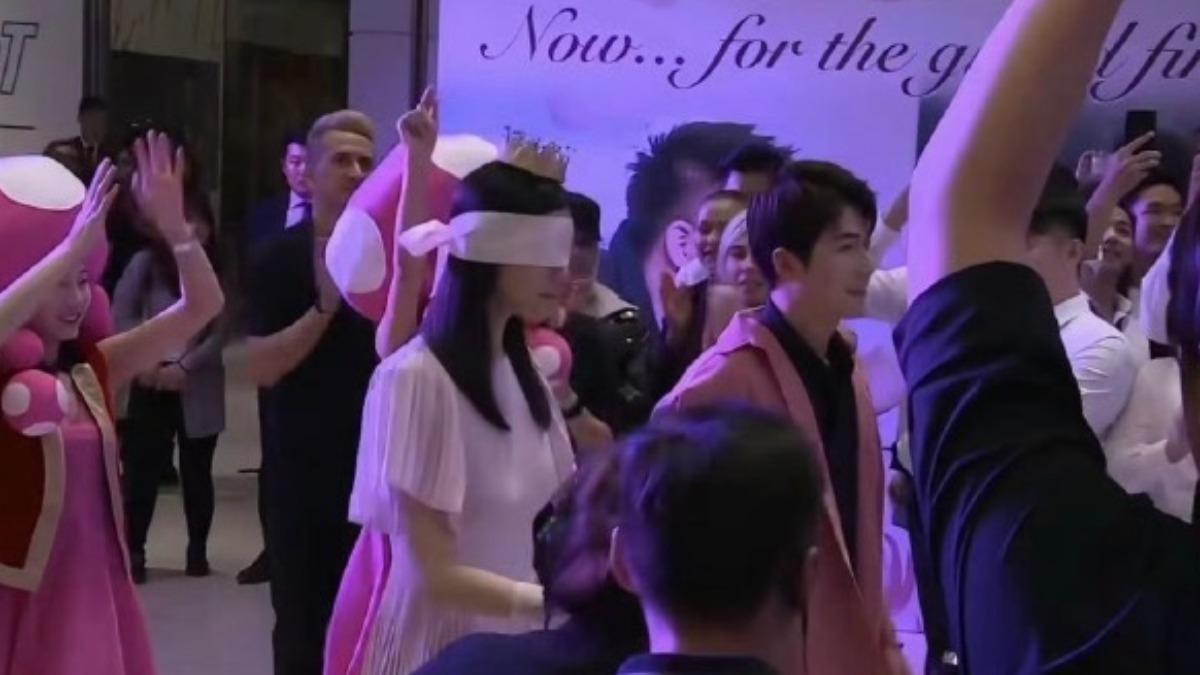 2019年何猷君的求婚現場,是陳學冬牽著好友奚夢瑤走進去的。(圖/翻攝自微博)