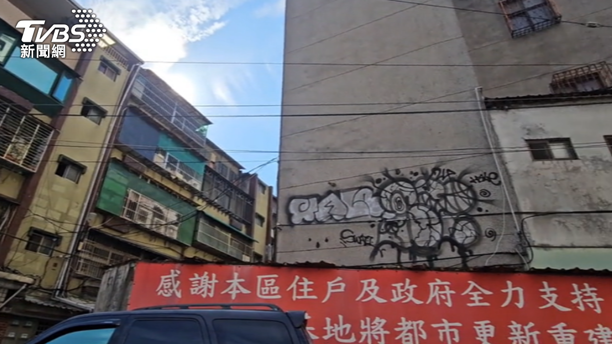 新北市板橋40年老屋,和建商談都更8年,建商最終解約,住戶無奈。 (圖/TVBS)