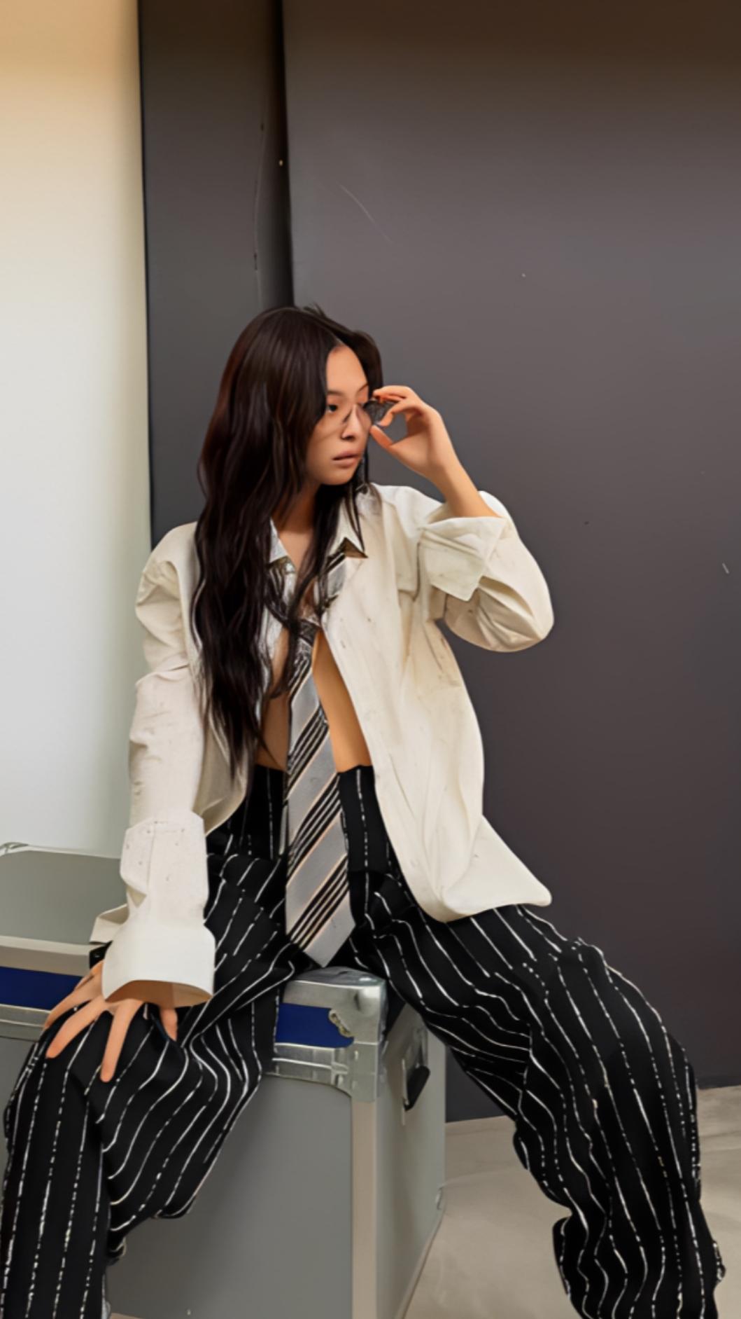 Jennie以裸上半身搭配白色襯衫與領帶造型亮相。(圖/翻攝自IG@jennierubyjane)