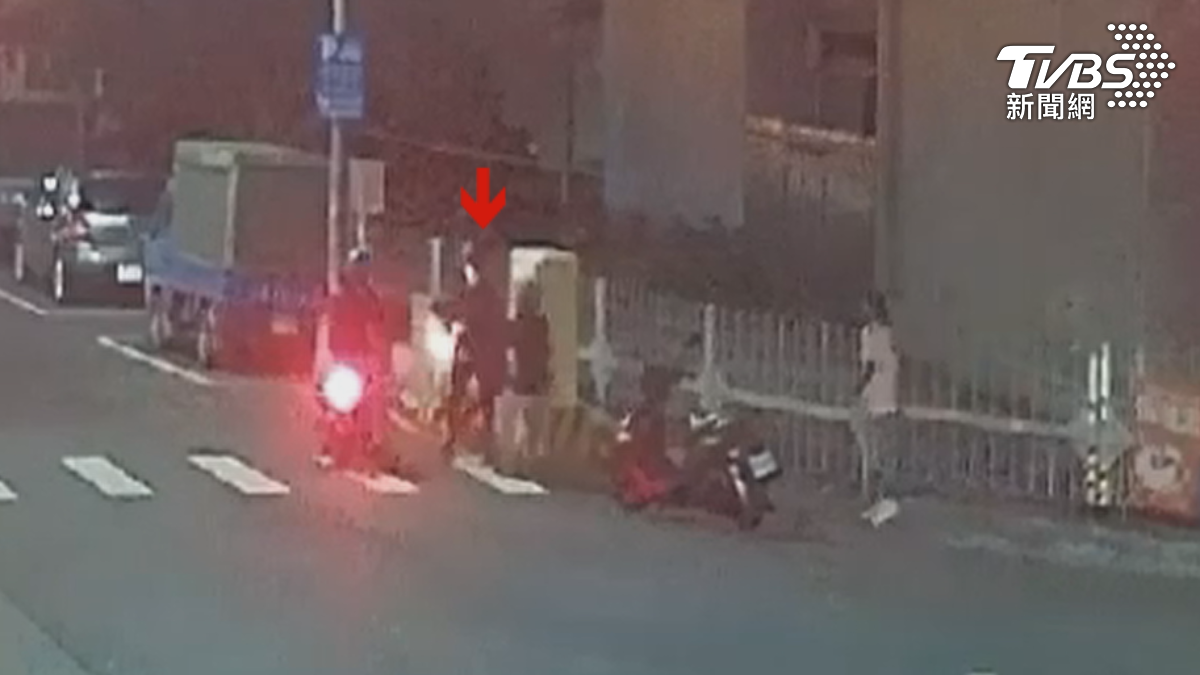 高雄鳳山上個月發生離奇搶案,男子持瓶砸傷女子頭部並搶走包包,所幸兩名熱心騎士見義勇為及時攔截。(圖/TVBS)