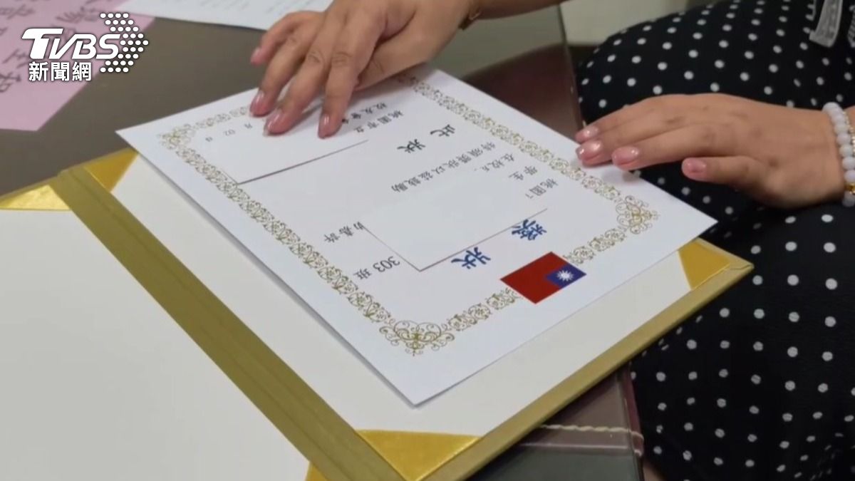 學校主任解釋,是行政人員一時搞錯方向了。(圖/TVBS)