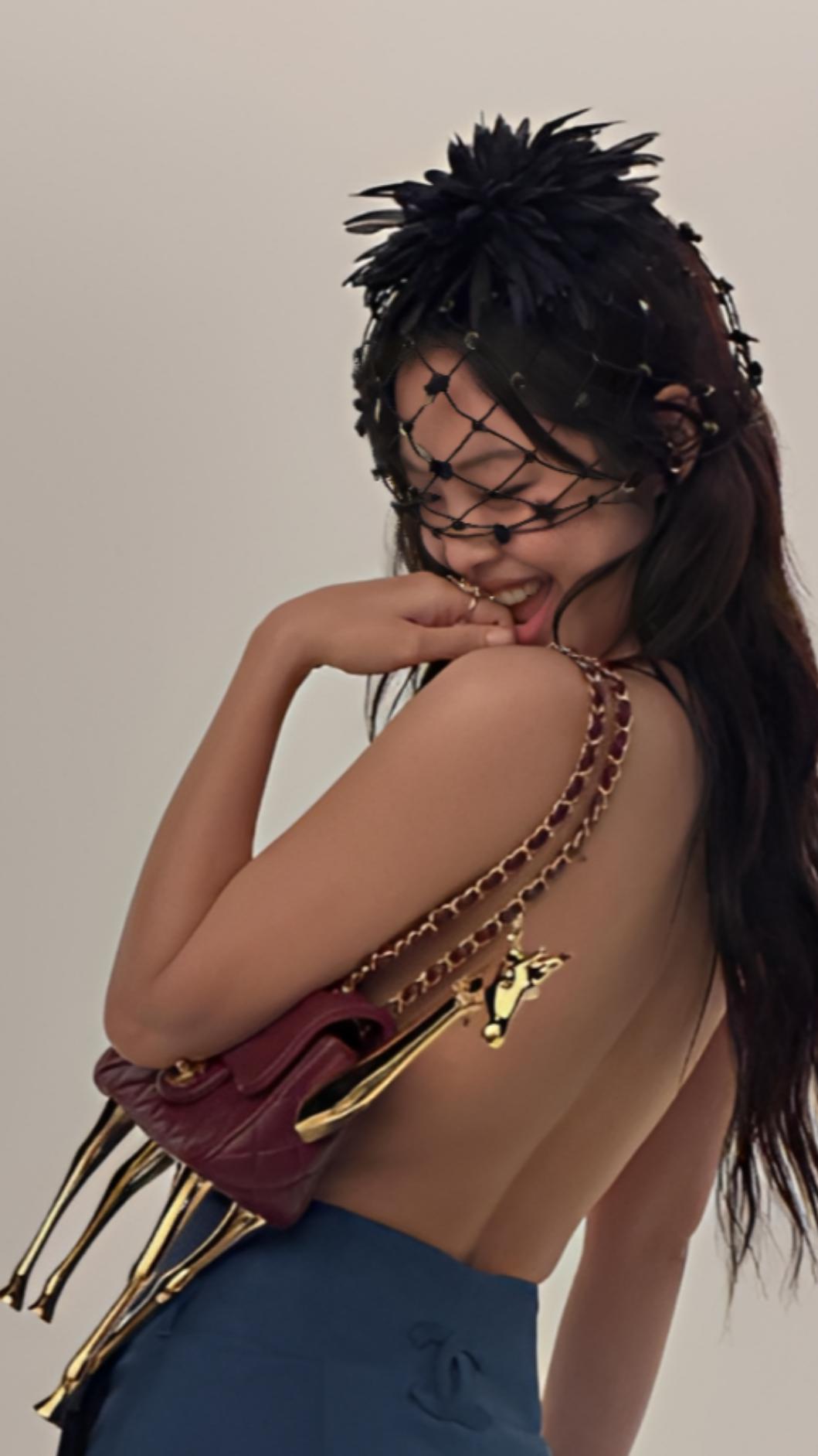 Jennie 用Chanel長頸鹿造型包款遮擋身體側邊。(圖/翻攝自IG@jennierubyjane)