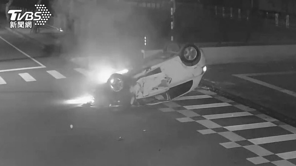白車撞上電桿後翻覆起火,整輛車幾乎全毀。(圖/TVBS)