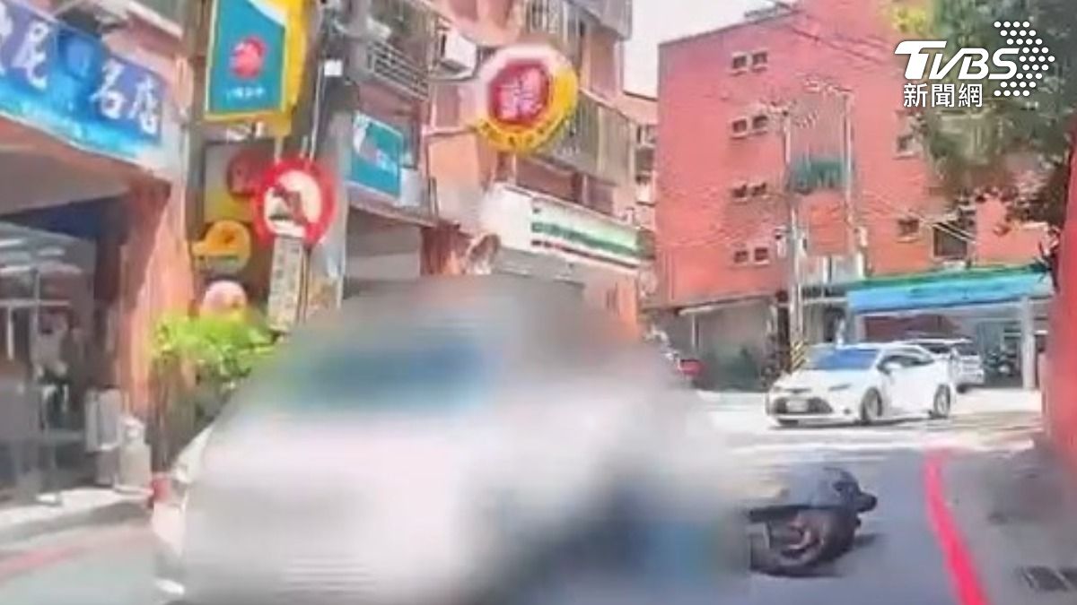 基隆倪男駕車撞倒機車騎士後加速逃逸。(圖’/TVBS)