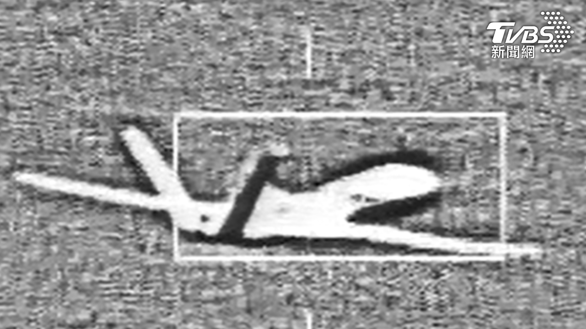 空軍F-16型機監控中共無偵10無人機。（圖／國防部提供）