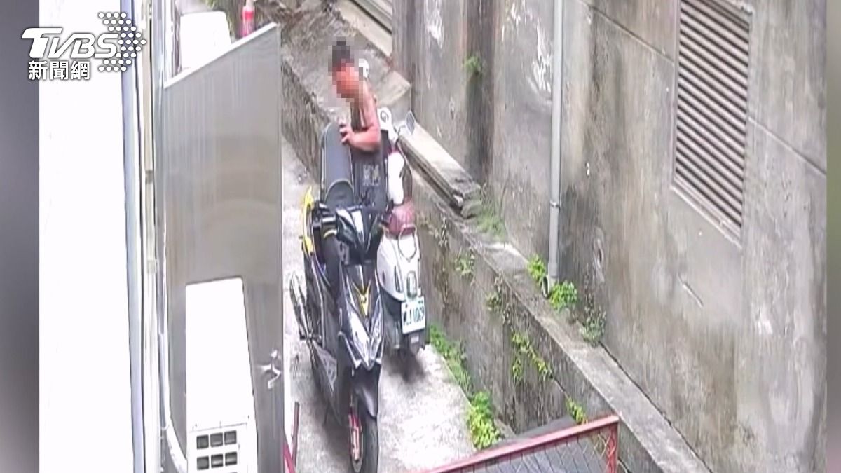 賊闖豐原麵店,偷包連機車座墊都不放過。(圖/民眾提供)