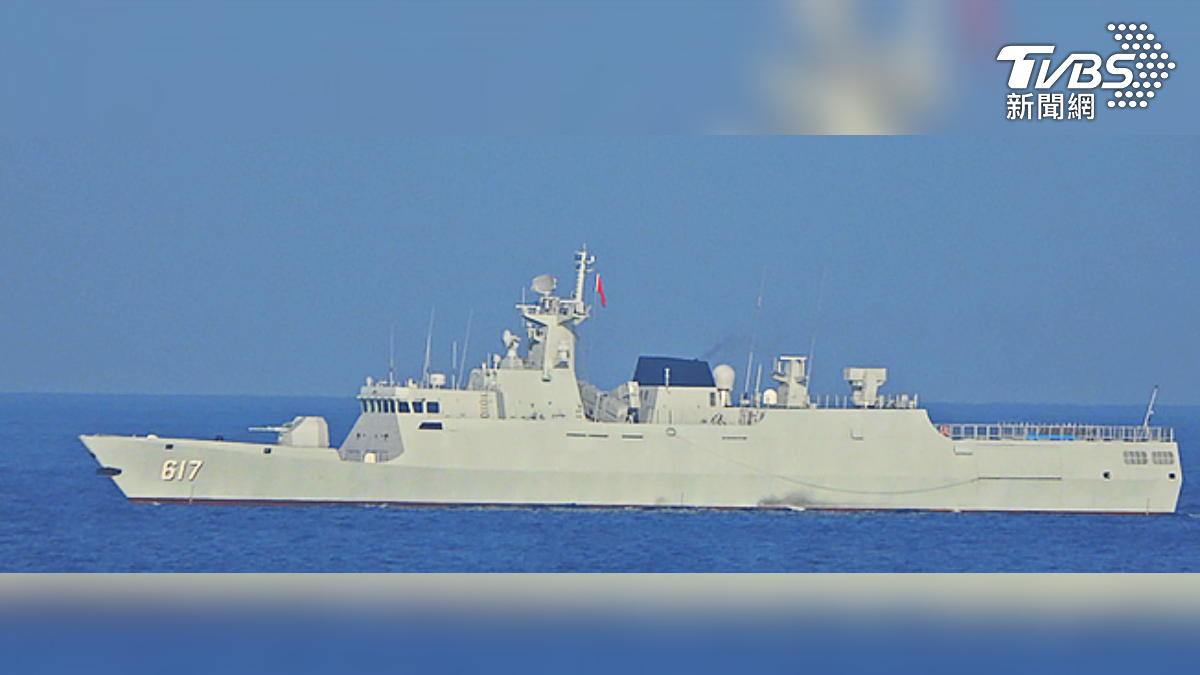 中共景德鎮軍艦(617)騷擾我西南海域,海軍鄭和軍艦嚴密監控。(圖/國防部提供)