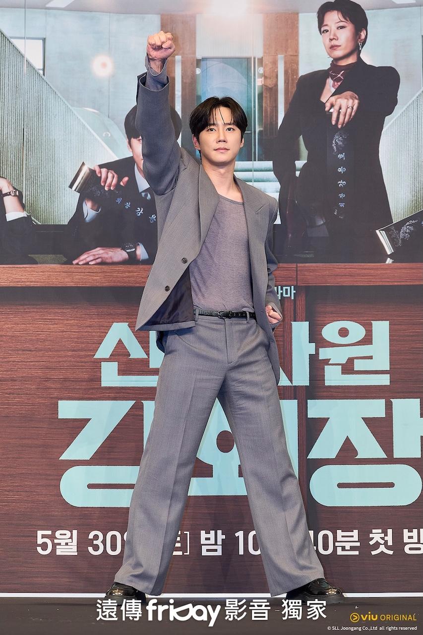 李濬榮要一次飾演足球選手「黃浚炫」跟企業會長「姜龍虎」。(圖/friDay影音提供)