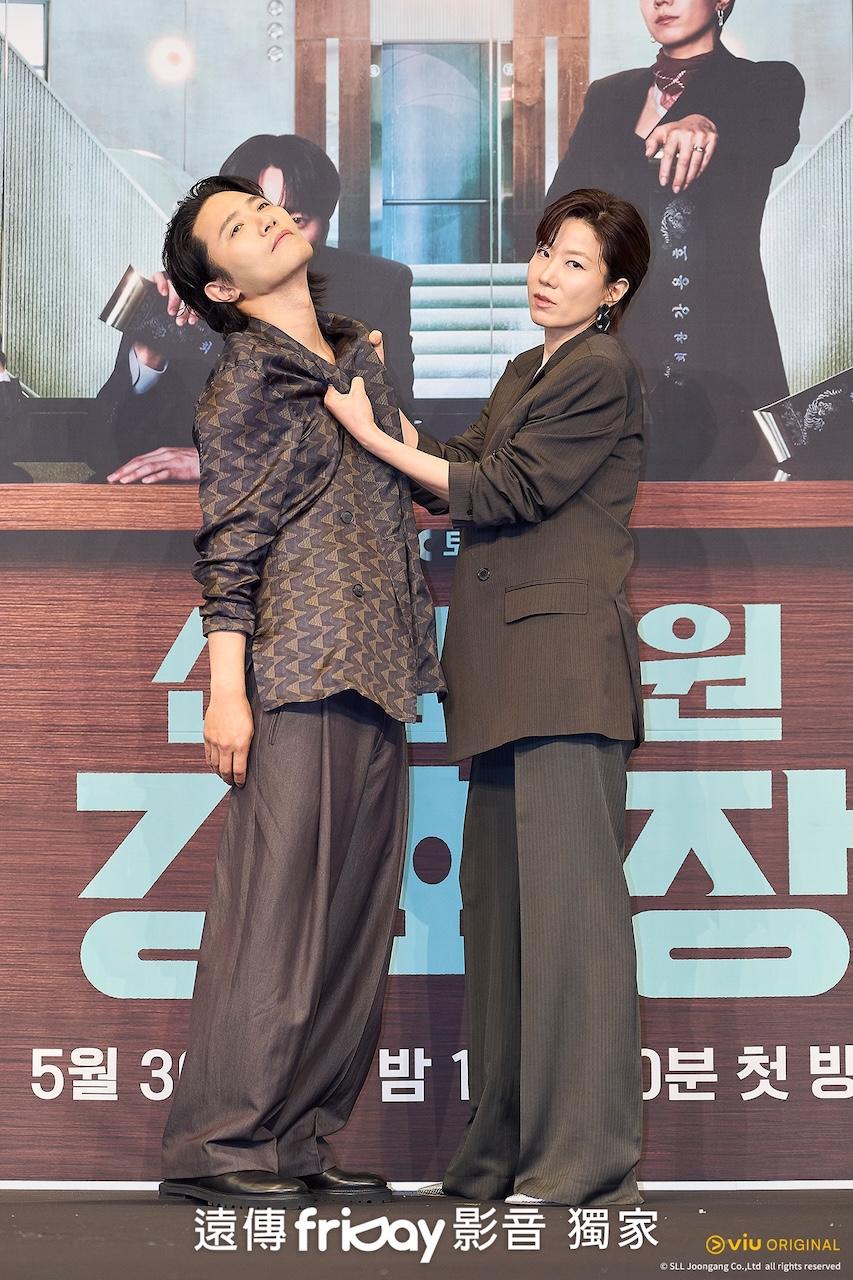 晉久(左)跟田慧振飾會長的雙胞胎子女姜在成、姜在京。(圖/friDay影音提供)