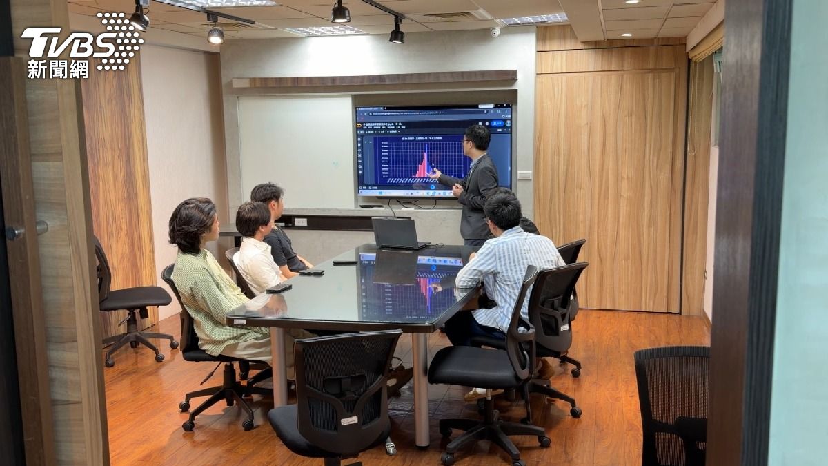 東吳大學證券研習社社課場景。（圖／TVBS）