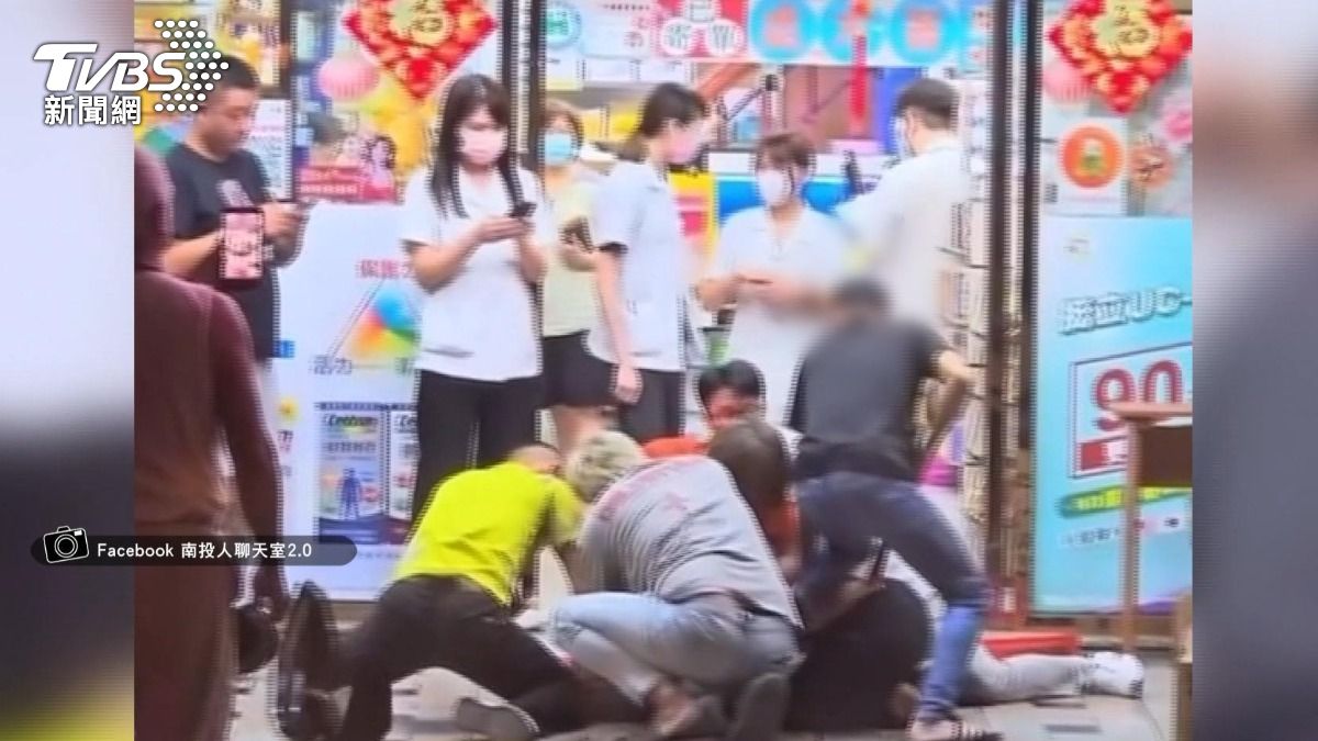 持刀搶銀樓!6路人狂揍,遭鄰居「球棒伺候」落網。(圖/翻攝FB 南投人聊天室)