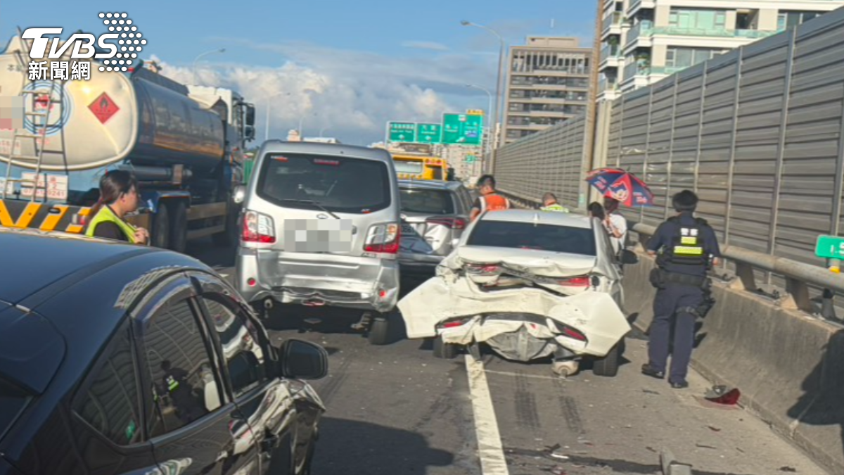 高雄台88線4車追撞!轎車尾變形1人胸悶送醫